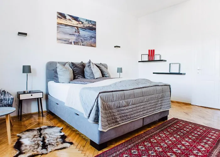 Huge Central Designer Loft With Tyrolean Touch , 160m2 شقة *