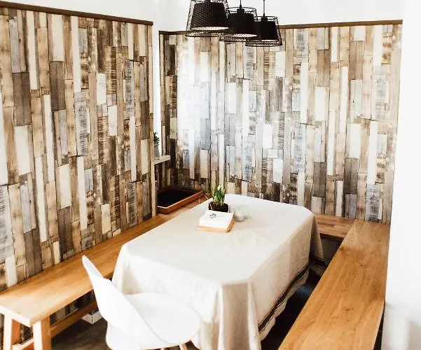 Huge Central Designer Loft With Tyrolean Touch , 160m2 شقة *