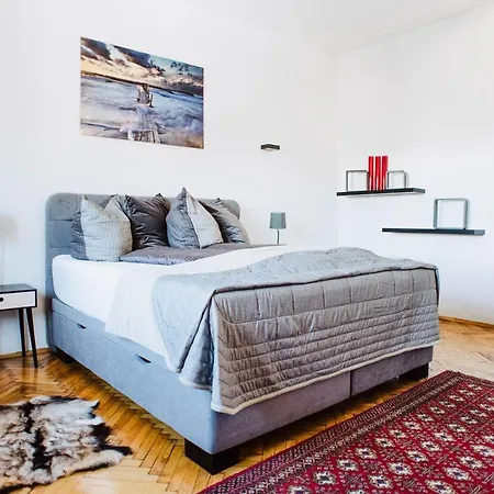 Huge Central Designer Loft With Tyrolean Touch , 160m2 아파트 *